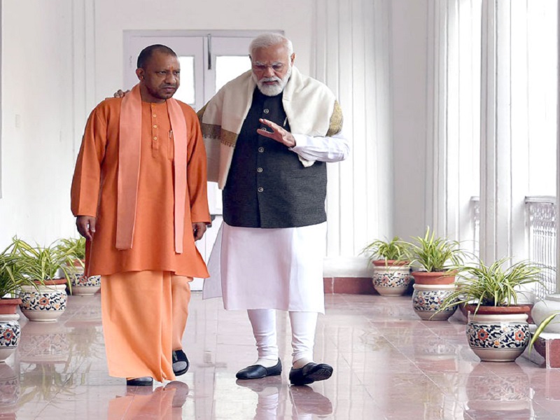 PM Modi's hand on CM Yogi's shoulder, Yogi Adityanath shares image with Narendra Modi | CM योगींच्या खांद्यावर PM मोदींचा हात, फोटो शेअर करत मुख्यमंत्री म्हणतात...