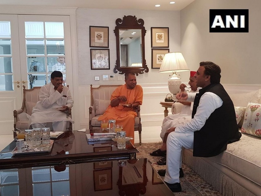 UP CM Yogi Adityanath meets SP leader Mulayam Singh Yadav at his residence. | योगी आदित्यनाथ यांनी घेतली मुलायम सिंहांची भेट; अखिलेश-शिवपाल सुद्धा उपस्थित
