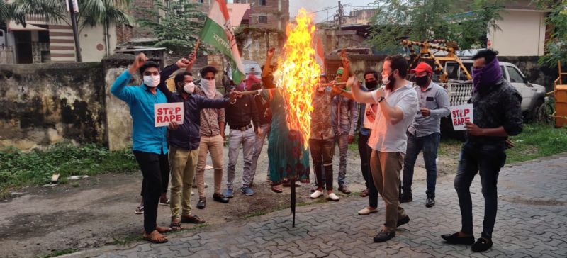 Youth Congress burns statue of Chief Minister Yogi in Nagpur | युवक काँग्रेसकडून नागपुरात मुख्यमंत्री योगी यांच्या पुतळ्याचे दहन