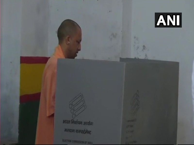 Uttar Pradesh by-election: Adityanath started voting in Gorakhpur-Fulpur polling | उत्तर प्रदेश पोटनिवडणूक : गोरखपूर-फुलपूरमध्ये मतदानाला सुरूवात, आदित्यनाथांनी केलं मतदान