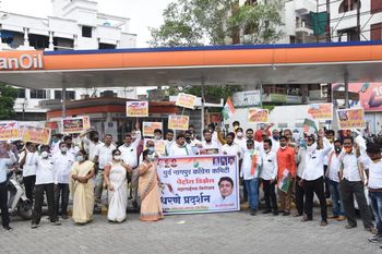 Congress protests against petrol price hike in Nagpur | नागपुरात पेट्रोल दरवाढीविरुद्ध काँग्रेसची निदर्शने