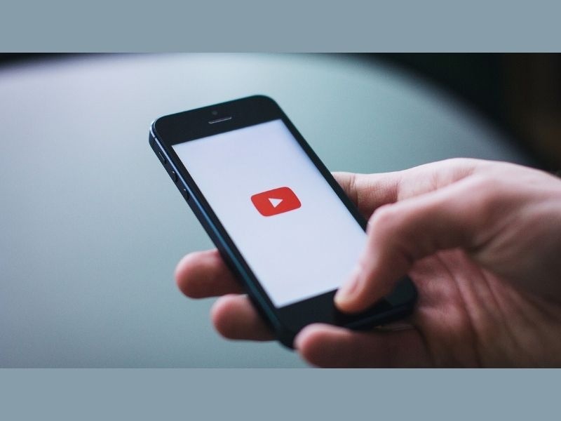 Youtube mobile app is rolling out new translation feature for android and ios users  | YouTube ने आणले भन्नाट फिचर, कमेंट करणे आणि वाचणे होणार सोप्पे  