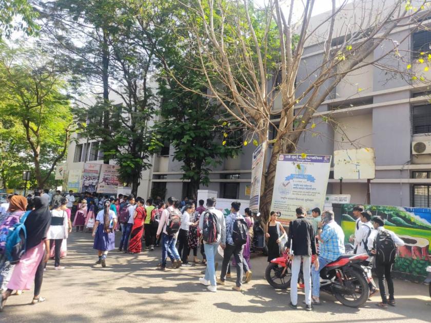 noisy examinees are disturbed in the examination center by the bmc department office in navi mumbai | विभाग कार्यालयामुळे परीक्षा केंद्रात गोंगाट परीक्षार्थ्यांना व्यत्यय