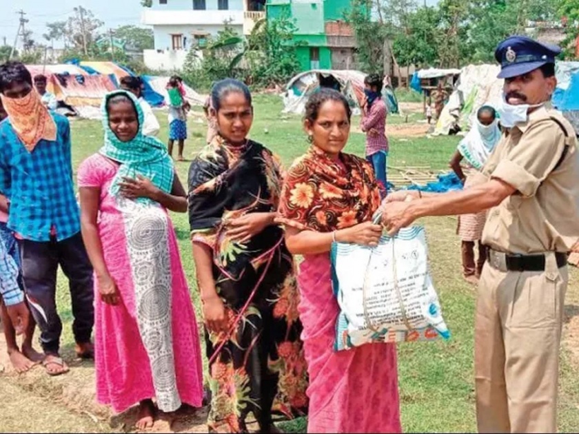 Andhra pradesh constable spends rupees 10000 every month to help needy and poor people from his salary | त्रिवार सलाम! दर महिन्याला पगारातून १० हजार वाचवून गोरगरिबांना अन्न पुरवतोय 'खाकीतील देवमाणूस'