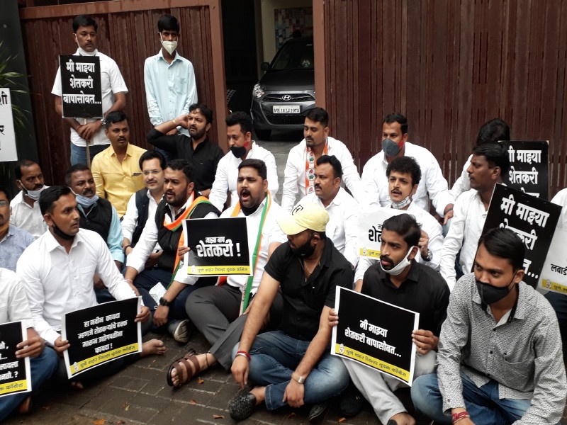 Youth Congress protests in front of Union Minister Javadekar's house in Pune; Police took him into custody | पुण्यात युवक काँग्रेसची केंद्रीय मंत्री प्रकाश जावडेकर यांच्या घरासमोर निदर्शने; पोलिसांनी घेतले ताब्यात 