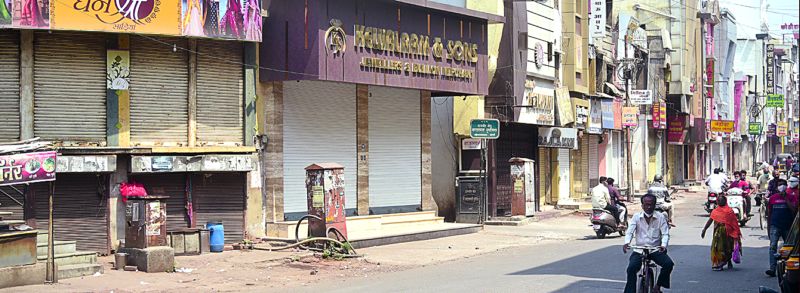 Shops closed in Nagpur; Bullion and electronics business stalled | नागपुरात दुकाने बंद; सराफा व इलेक्ट्रॉनिक्स व्यवसाय ठप्प