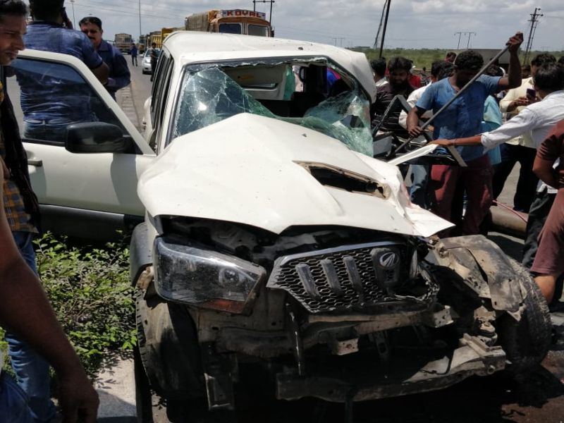  Scorpio and truck Accident : three died on the spot | स्कॉर्पिओ व ट्रकची समोरासमोर धडक, तीन जणांचा जागीच मृत्यू
