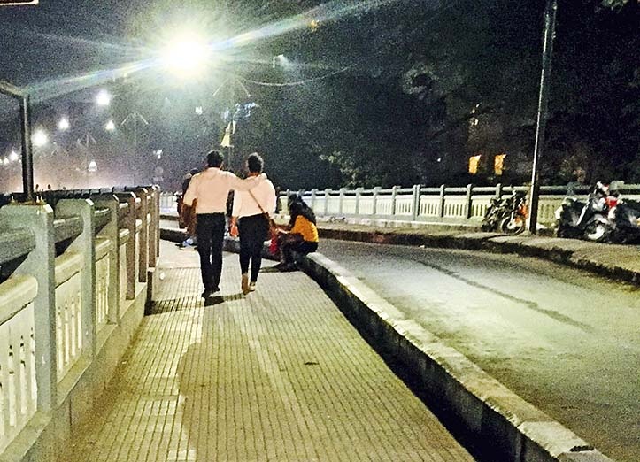 life-love-metro-cities-report-about-Zed Bridge in Pune. | पुण्यात प्रेमात पडून झेड ब्रिजला गेला नाहीत तर काय मग प्रेमात पडलात?