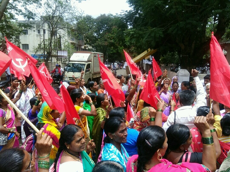 Kolhapur: 'Do not pay any money, pay wages', health seminars on Zilla Parishad: Demonstrations at the door-to-door | कोल्हापूर : ‘मानधन नको, वेतन द्या’, आरोग्य परिचरांचा जिल्हा परिषदेवर मोर्चा : द्वारसभेवेळी निदर्शने