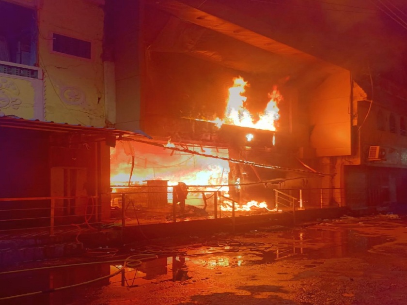 Fierce fire breaks out at a cloth shop in Ballarpur, cloth worth lakhs burnt to ashes | बल्लारपुरात कापड दुकानाला भीषण आग, लाखोंचा माल जळून राख