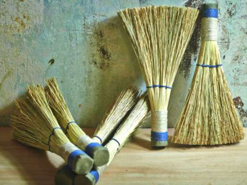 Broom will enhance the elegance of the house; Important rules of Broom use according to Vastushastra! | केरसुणीचा मान, वाढवेल घराची शान; वास्तुशास्त्रानुसार केरसुणी वापराचे महत्त्वाचे नियम!