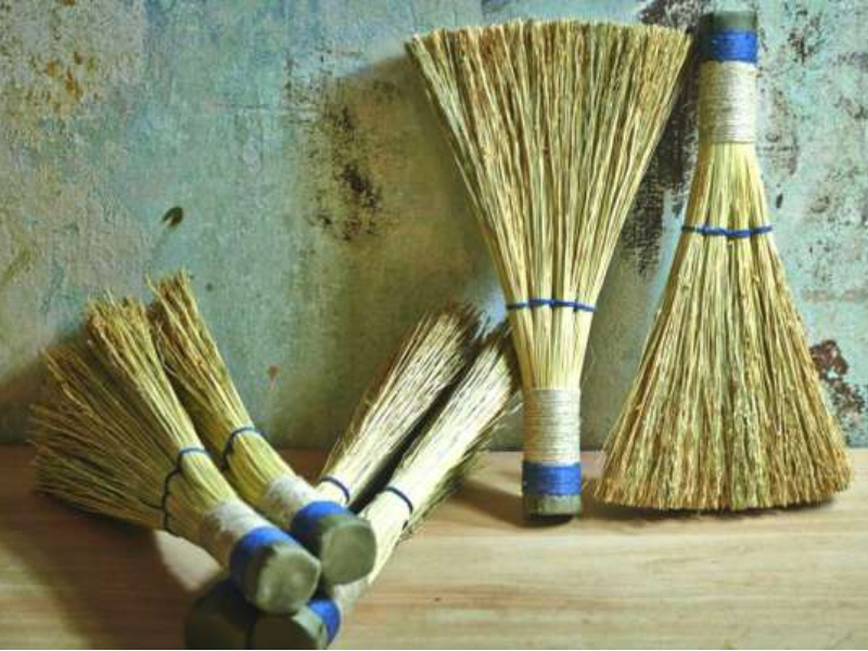 Diwali 2020: On the day of Lakshmi Puja, broom and salt are worshiped, but why? Do you know this? | Diwali 2020: लक्ष्मीपूजनाच्या दिवशी झाडूची आणि मिठाची पूजा करतात; पण का?