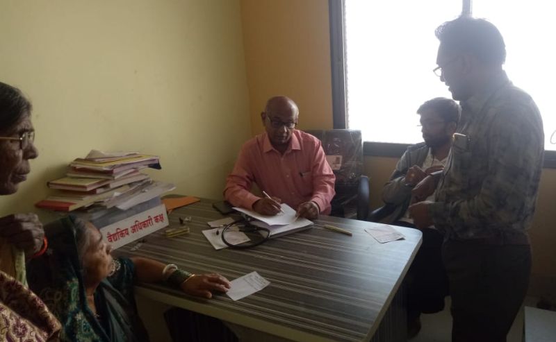 Zilla Parishad vice-president took revieve of Shirpur health center | जिल्हा परिषद उपाध्यक्षांनी घेतली शिरपूर आरोग्यवर्धिनी केंद्राची झाडाझडती