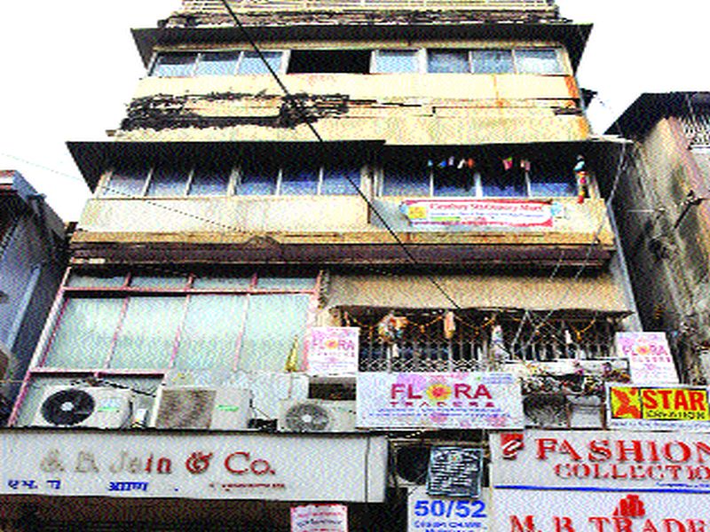Three laborers killed in building collapse in Mumbai's Zaveri market | मुंबईतील झवेरी बाजारात इमारत कोसळून तीन मजूर ठार