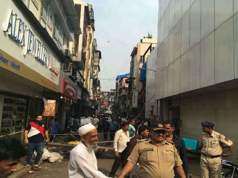 The building collapse collapsed in Zaveri Bazar, in Mumbai, 7 rescue workers safely | मुंबईत झवेरी बाजार येथे इमारतीचा भाग कोसळला, 7 मजुरांची सुखरूप सुटका