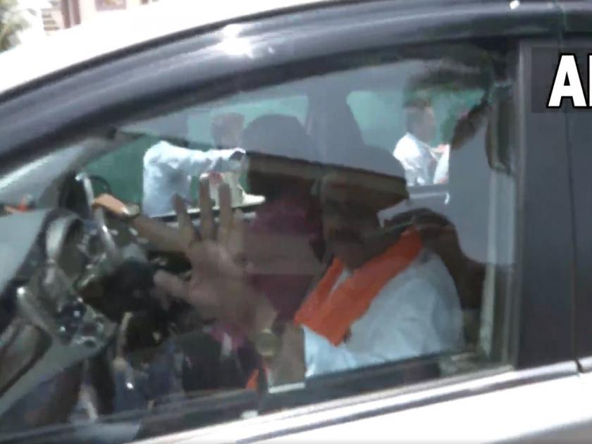 Video: Chief Minister basavraj Bommai left for Bangalore to resign, got caught in the Congress cheers on the way, what happened next... | Video: मुख्यमंत्री राजीनामा देण्यासाठी बंगळुरूला निघाले, वाटेत काँग्रेसच्या जल्लोषात अडकले, पुढे काय घडले...