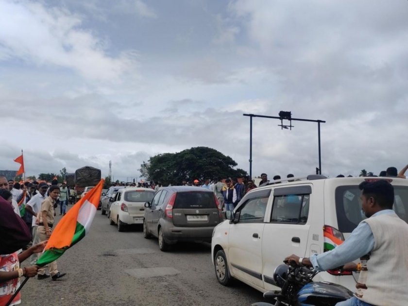 Tricolor rally of MP dhairyasheel mane, traffic jam on the highway | खासदार धैर्यशील मानेंची तिरंगा रॅली, महामार्गावर ट्रॅफिक जाम 