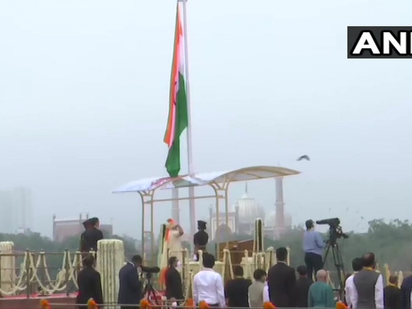 Prime Minister Narendra Modi unfurls the National Flag at Red Fort on IndependenceDay | IndependenceDay लाल किल्ल्यावरून कोरोना योद्ध्यांना नमन; पंतप्रधान नरेंद्र मोदी यांच्या हस्ते ध्वजारोहण