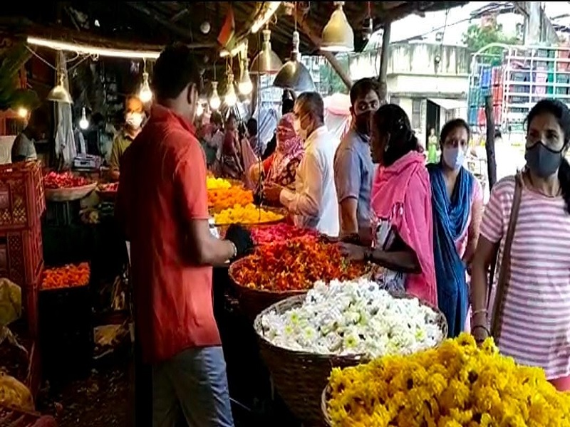demand increased of flowers in market ganeshotsav | झेंडू हसला ...अन  व्यापाऱ्यांना 'बाप्पा पावला' ! 