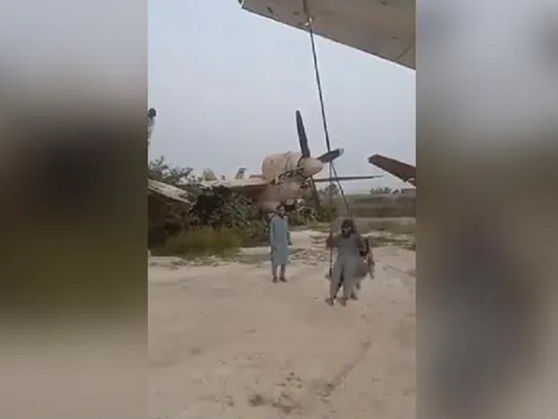 Video: Taliban's new childishness, tied to the wings of a fighter jet and palying | Video: तालिबान्यांचा नवा बालीशपणा, लढाऊ विमानाच्या पंखाला बांधला झोका अन्...