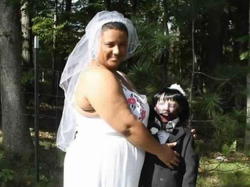Woman feels more intimate after marrying zombie doll | Video : मुलगी 'सैराट', झोम्बी 'झिंगाट'; दोघांनी बांधली लगीनगाठ