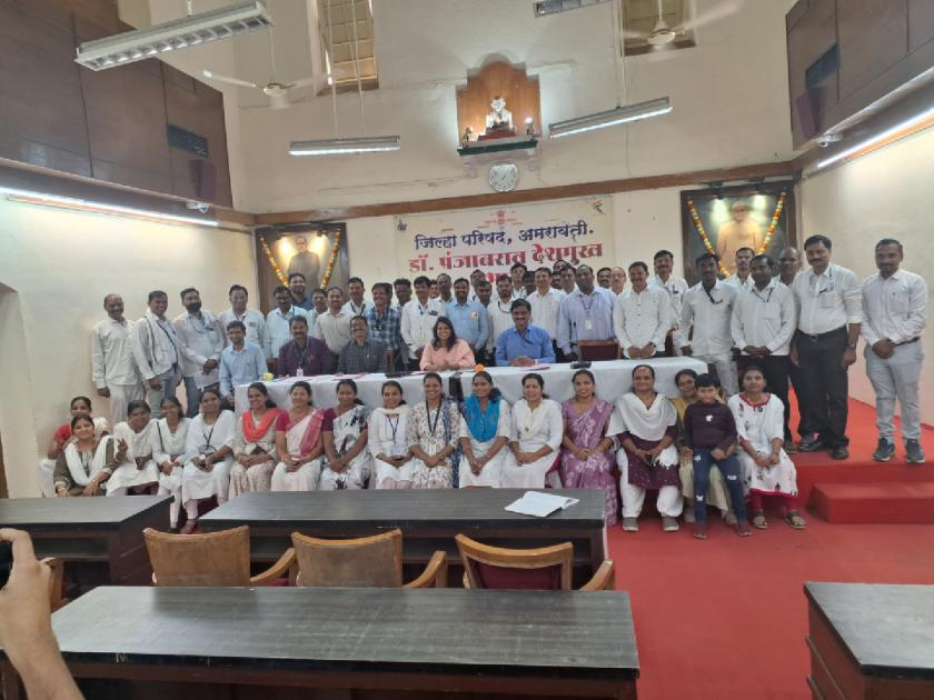 39 attendants, pattibandhaks became junior assistants in Zilla Parishad | जिल्हा परिषदेत ३९ परिचर,पट्टीबंधक झाले कनिष्ठ सहायक; गट ‘ड’ संवर्गातून मिळाली पदोन्नती अन नियुक्त पत्रही