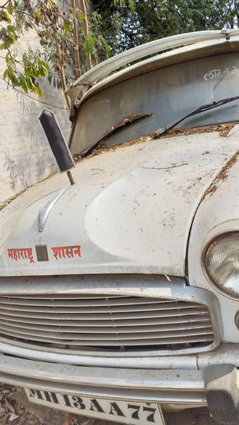 Solapur Zilla Parishad President's car costs 3 thousand | सोलापूर जिल्हा परिषद अध्यक्षांच्या गाडीची किंमत ३ हजार