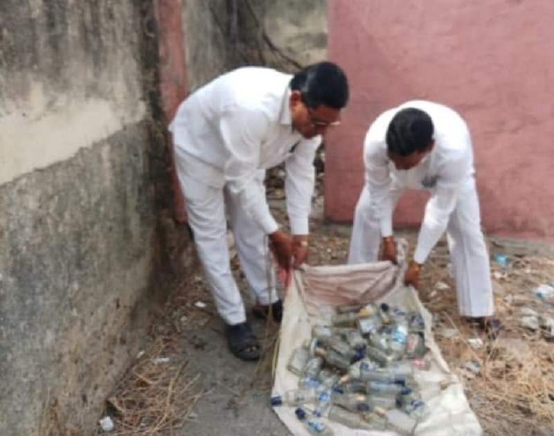 Two bags of alcohol bottles of garbage found in Girls Zilla Parishad School | मुलींच्या जिल्हा परिषद शाळेत निघाला दोन पोते दारूच्या बाटल्यांचा कचरा