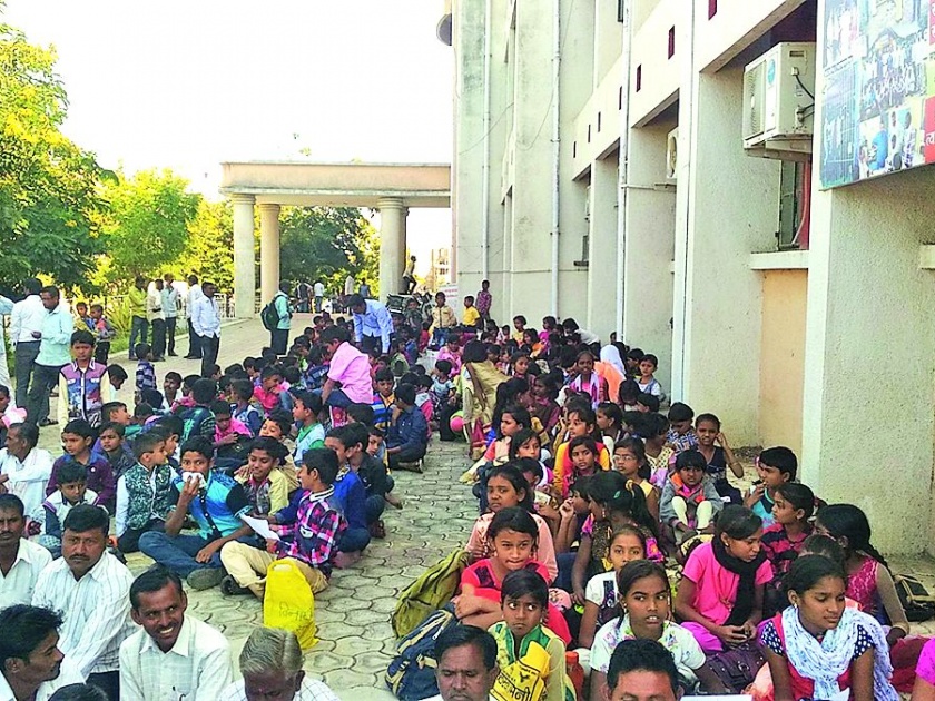 Navelicha zip The school is full of 'Mini Mantralaya'! | नावलीची जि.प. शाळा भरली ‘मिनी मंत्रालयात’!