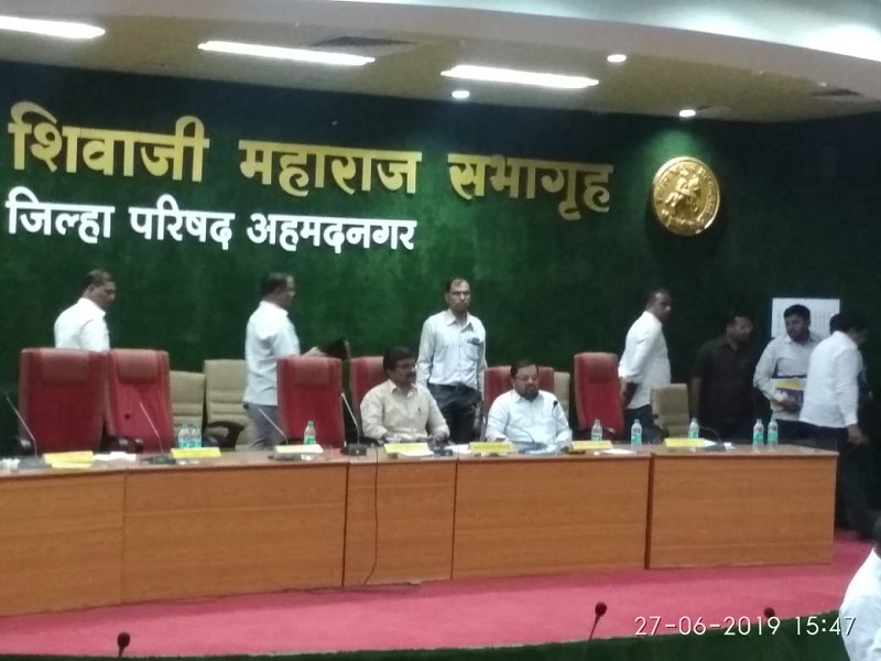 District Council President Shalini Vikhe did not attend the meeting | जिल्हा परिषदेच्या अध्यक्षा शालिनी विखेंसह सदस्यांचा सभात्याग : सीईओ माने यांची बदली करा