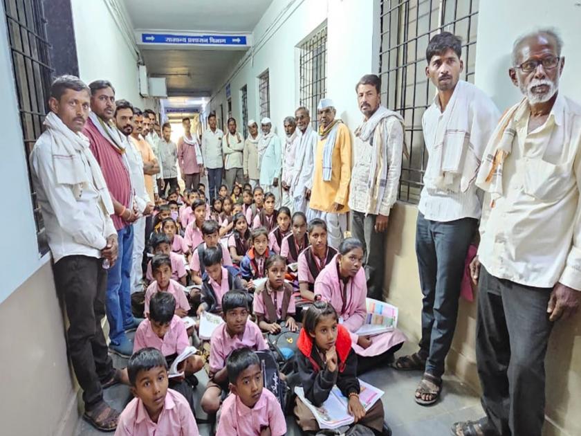 in Hingoli Zilla Parishad; A school full of students of Hiwarkheda | हिंगोली 'ZP'मध्ये घुमले 'बे एके बे'चे पाढे; हिवरखेड्यातील विद्यार्थ्यांची कार्यालयात भरली शाळा
