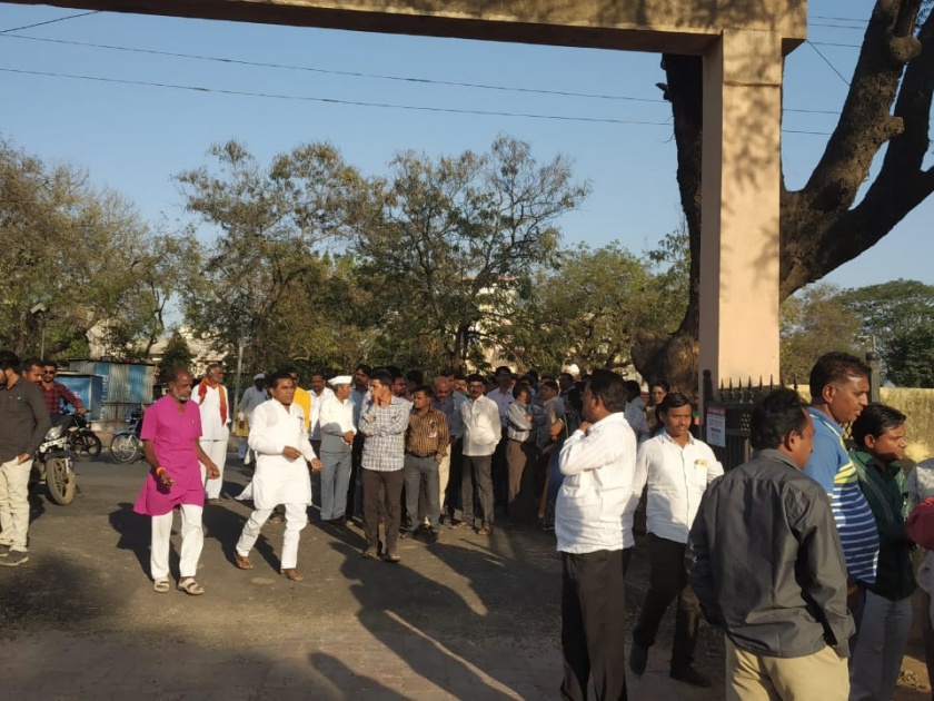 Agitation of employees in Washim Zilla Parishad continues on the next day | वाशिम जिल्हा परिषदेत पदाधिकारीविरूद्ध कर्मचाऱ्यांचे कामबंद आंदोलन दुसऱ्या दिवशीही सुरूच