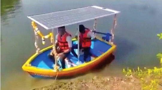 Construction of solar powered boat at Palghar | पालघरमध्ये सौरऊर्जेवर चालणाऱ्या बोटीची निर्मिती