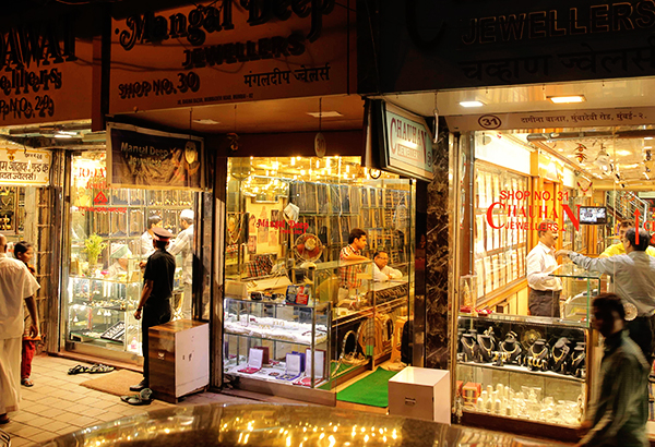Zaveri Bazaar angry with orders for money | पैशांबाबतच्या आदेशाने झवेरी बाजार नाराज