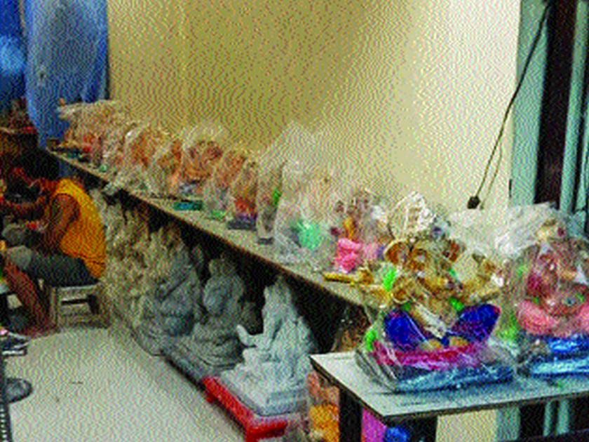 Lockdown continues to hamper Ganesh sculptors | लॉकडाऊनमुळे गणेशमूर्तिकारांसमोरील विघ्न कायम
