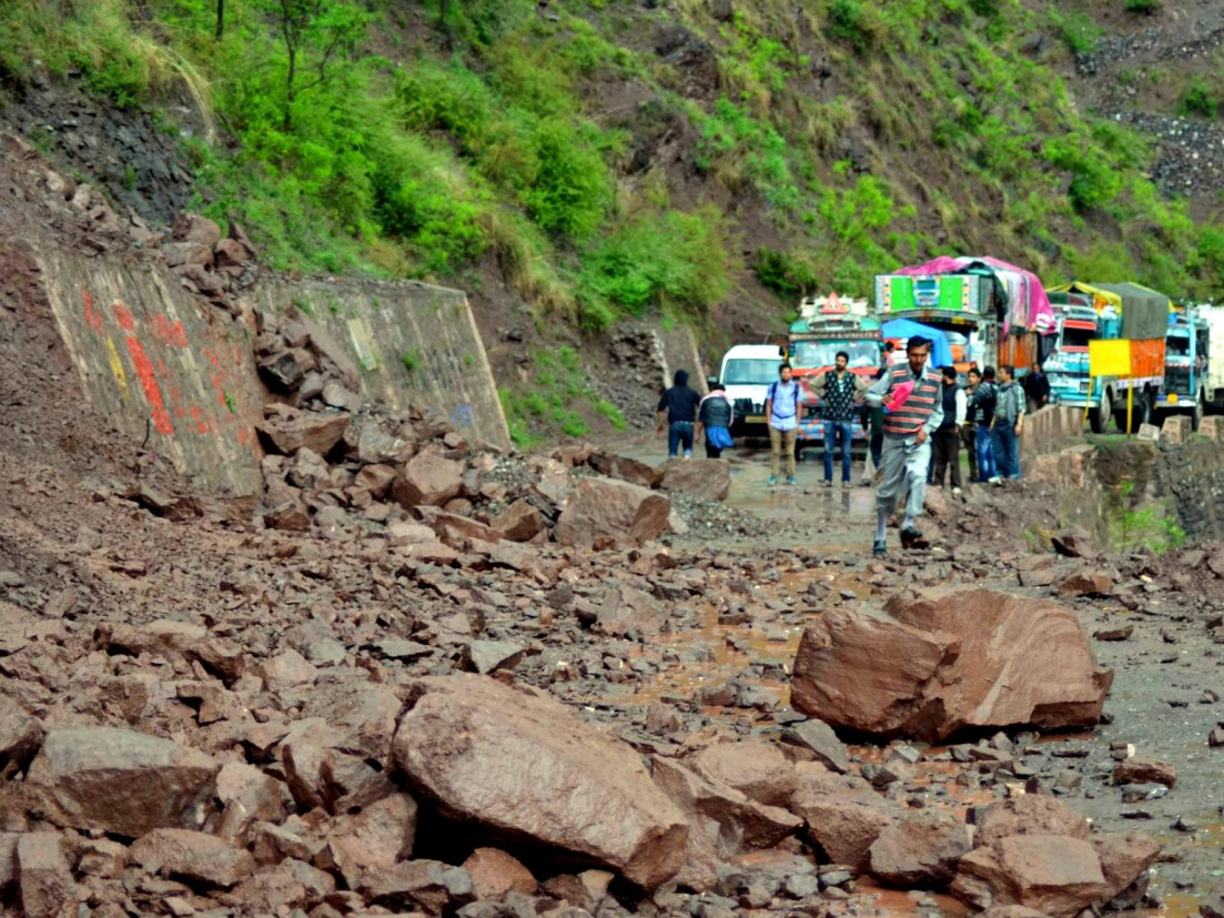 Amarnath Yatra suspended due to Jammu-Srinagar highway blockade |  www.lokmattimes.com