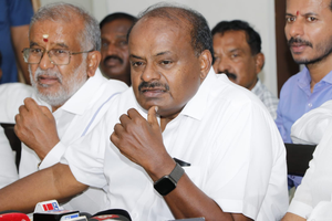 Karnataka sex scandal: Return from abroad and surrender, Kumaraswamy