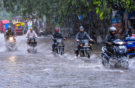Heavy rain batters Gujarat, IMD's orange alert for six districts post image