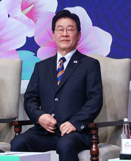 South Korean President Lee arrives in Frankfurt for meeting with members of Korean community