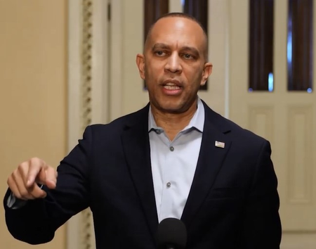 Image for Hakeem Jeffries attacks Trump on living costs, Iran war