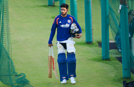 Gill resumes practice after finger injury forced him out of warm