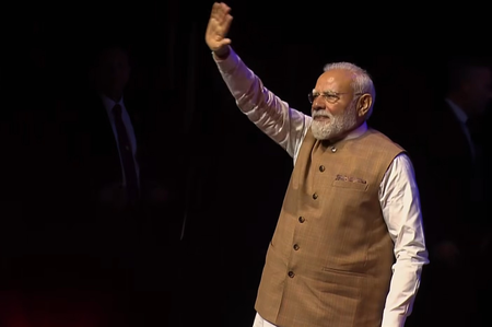 PM Modi receives rousing welcome from Indian community in Paris