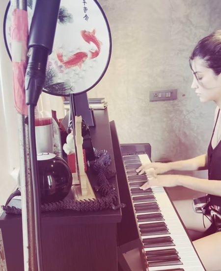 Shruti Haasan finds happiness in tea with ghee against the backdrop of Mumbai monsoons