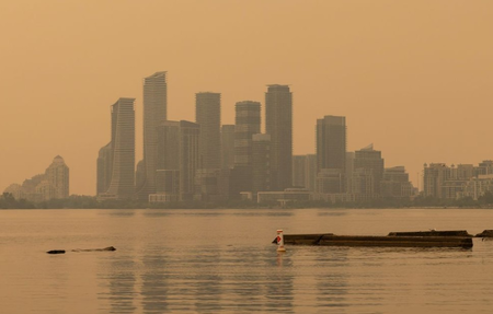 Fumaça dos incêndios em Ontário cobre Toronto e Ottawa 🌫️ — até quando?