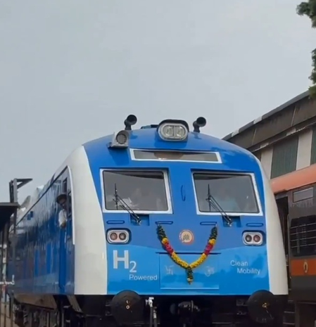 powered train will generate its own power and carry 2,600 passengers