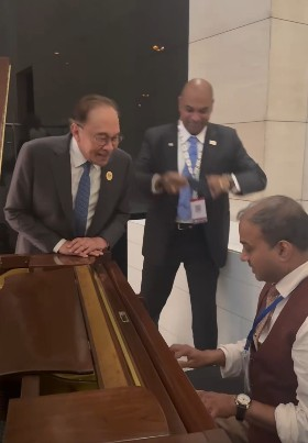 When Malaysian PM let ‘Kishore Kumar’ steal the BRICS Night in Delhi ...