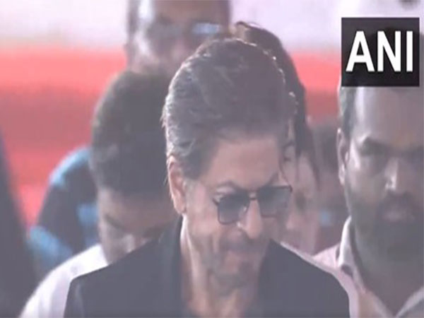 Shah Rukh Khan Attends Maharashtra Government Oath Ceremony - Www ...