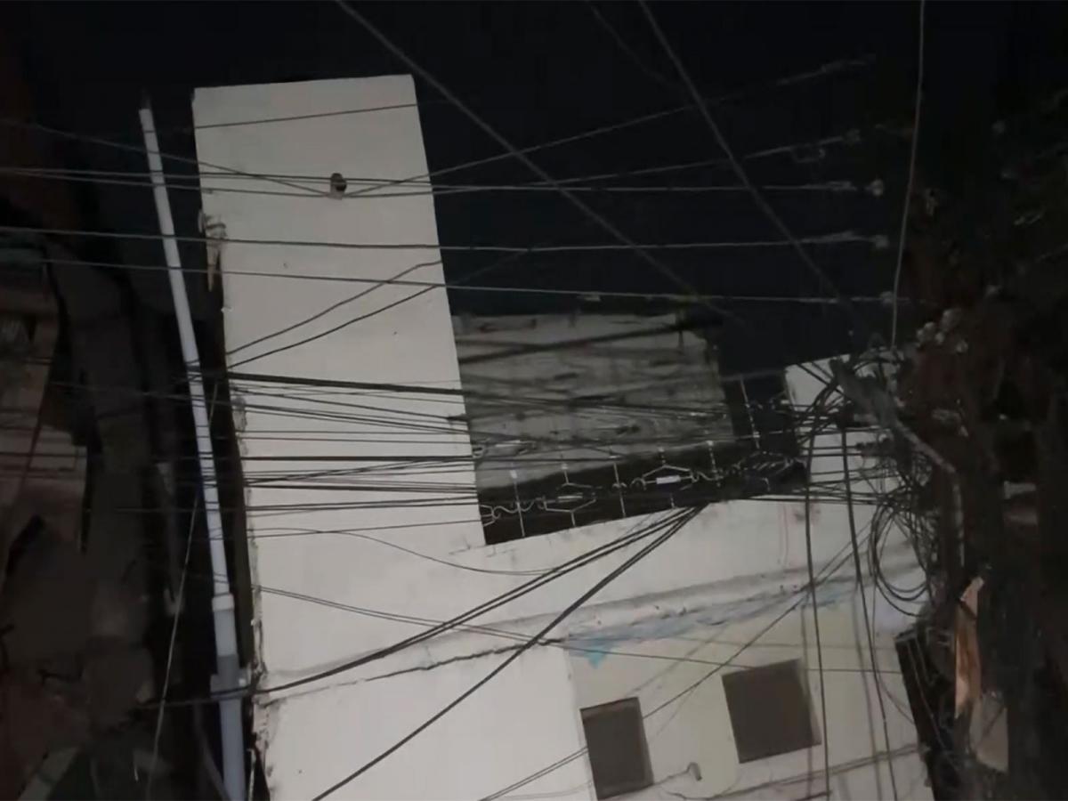 House collapses in Indore's Murai Mohalla; all residents safely rescued