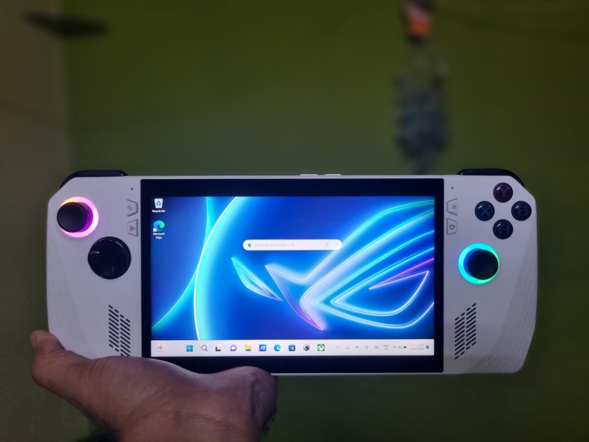 Asus ROG Ally: Powerful handheld gaming PC with smooth performance ...