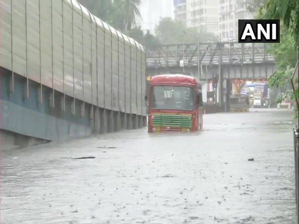 Heavy rains cause severe waterlogging in Mumbai - www.lokmattimes.com